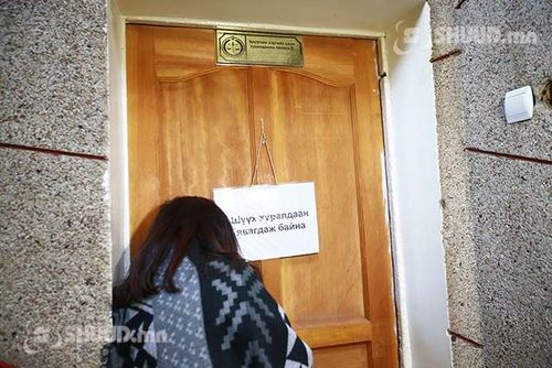 ШУУД: Яллагдагч М.Энхсайханы урьдчилсан хэлэлцүүлгийн шүүх хуралдаан болж байна